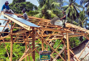 Pemasangan Atap RTLH di Mentawai Dikebut, Satgas TNI AD Gandeng Warga