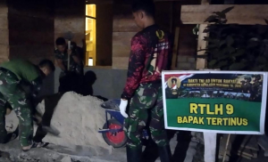 Satgas Karya Bakti TNI AD Rampungkan Tahap Plafon RTLH di Mentawai