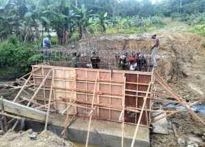 Satgas TNI AD Kebut Pembangunan Jembatan Penghubung Dua Desa di Mentawai