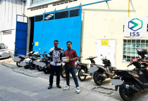 Kuasa Hukum PT HPI sedang menyerahkan Surat Somasi kepada pihak PT AWS - Foto/Simon