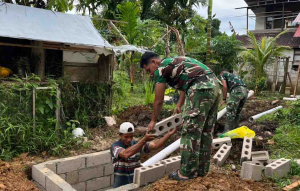 TNI dan Warga Gotong Royong Bangun MCK di Bukit Pamewa Mentawai