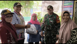 Babinsa Kayumanis Bagikan Sembako, Perkuat Kedekatan TNI dengan Warga Matraman