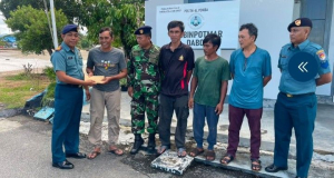 Lanal Dabo Singkep Salurkan Tali Asih kepada Korban Selamat KM Handayani