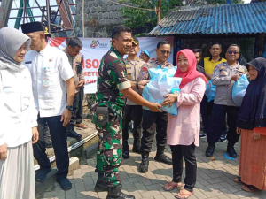 Koramil 01/Tangerang Salurkan 50 Paket Sembako Lewat Program Jaga Jakarta On The Spot