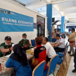 Koramil 03/Pasar Rebo–Ciracas Gelar Bakti Kesehatan Gratis, Warga Antusias Datangi Terminal Kampung Rambutan