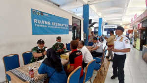 Koramil 03/Pasar Rebo–Ciracas Gelar Bakti Kesehatan Gratis, Warga Antusias Datangi Terminal Kampung Rambutan