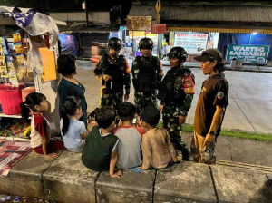 Patroli Malam Babinsa dan Warga Perkuat Keamanan Lingkungan di Ciracas