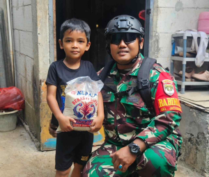 Babinsa Jatiraden Susuri Gang Sempit, Tebar Jumat Berkah untuk Yatim dan Dhuafa