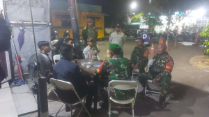 Babinsa Koramil 05/Kramatjati-Makasar Bersama Warga Gelar Patroli Siskamling