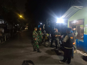 Patroli Sinergitas Babinsa dan Komduk Perkuat Pengamanan Wilayah Duren Sawit