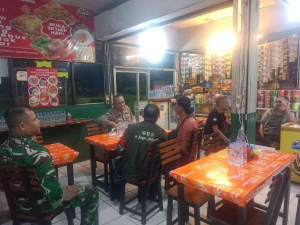 Babinsa Koramil 03/Pasar Rebo–Ciracas dan Tiga Pilar Perkuat Patroli Malam, Tingkatkan Kewaspadaan Warga