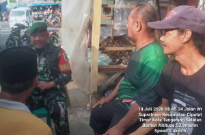 Babinsa Koramil 05/Ciputat Ajak Warga Perkuat Budaya Bersih Lewat Komsos