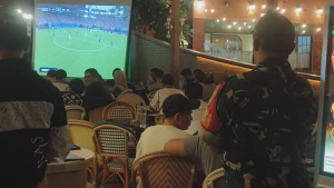 Babinsa Kodim 0504/Jakarta Selatan Gelar Nobar Semifinal Piala Dunia 2026 Bersama Warga