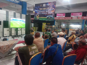 Nobar Semifinal Piala Dunia Satukan Warga dan Koramil 03/Pasar Rebo–Ciracas di Terminal Kampung Rambutan