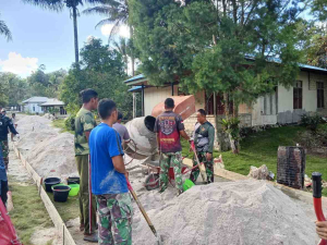 Dansatgas TMMD Pimpin Gotong Royong Bangun Jalan di Sesor