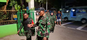Babinsa Kramat Jati Perkuat Siskamling Bersama Warga dan Komduk