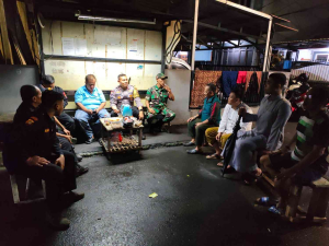 Koramil 06/Cakung Perkuat Sinergi Warga Lewat Patroli Siskamling