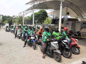 Masjid Al Qohhar Salurkan 500 Paket Sembako untuk Pengemudi Ojol