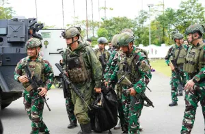 Koops TNI Habema Evakuasi Dua Korban Kekerasan di Yahukimo