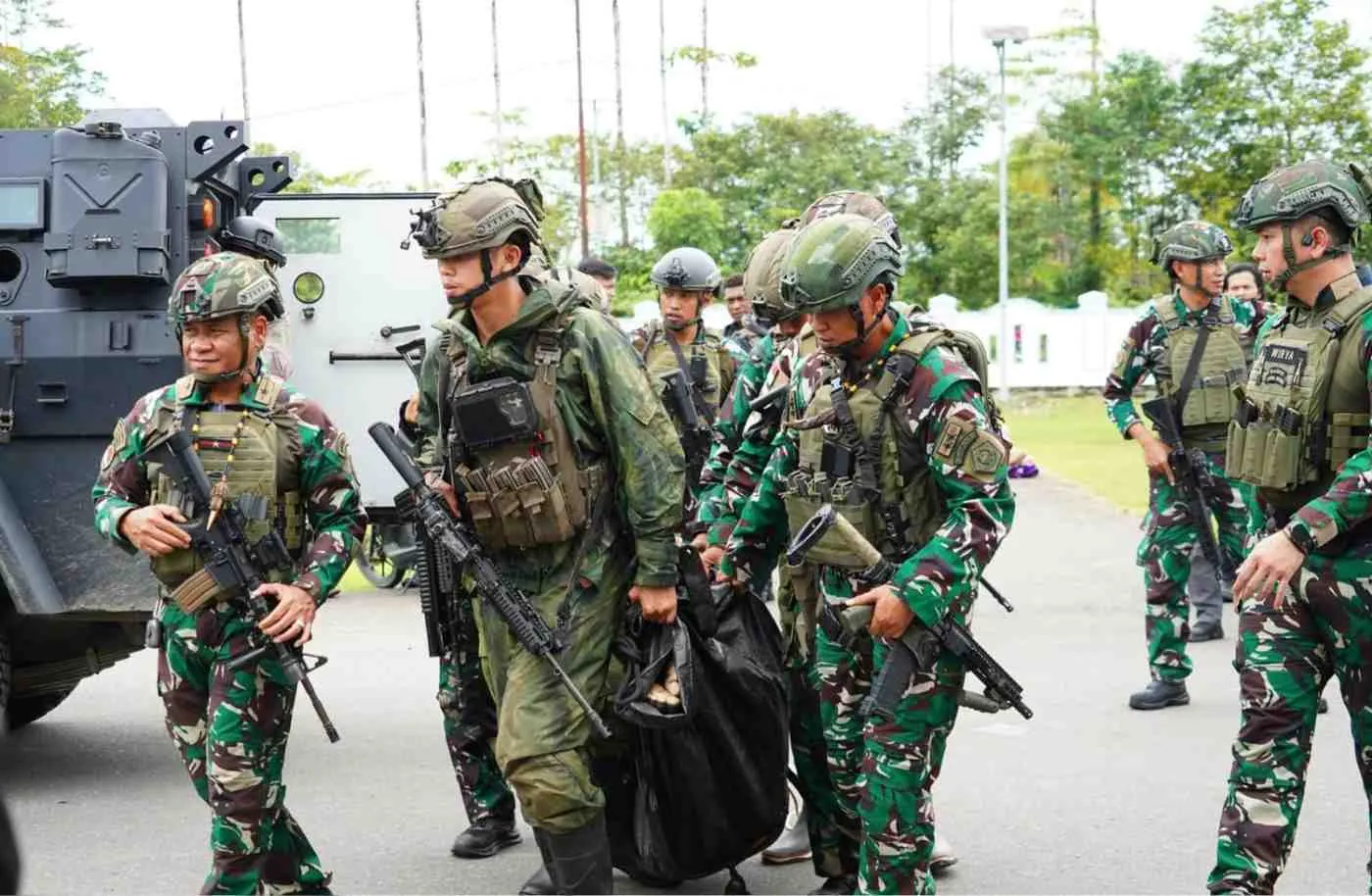 Koops TNI Habema Evakuasi Dua Korban Kekerasan di Yahukimo