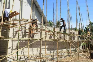Satgas TMMD dan Warga Percepat Pembangunan Pastori Gereja