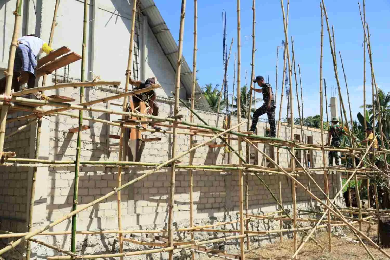 Satgas TMMD dan Warga Percepat Pembangunan Pastori Gereja