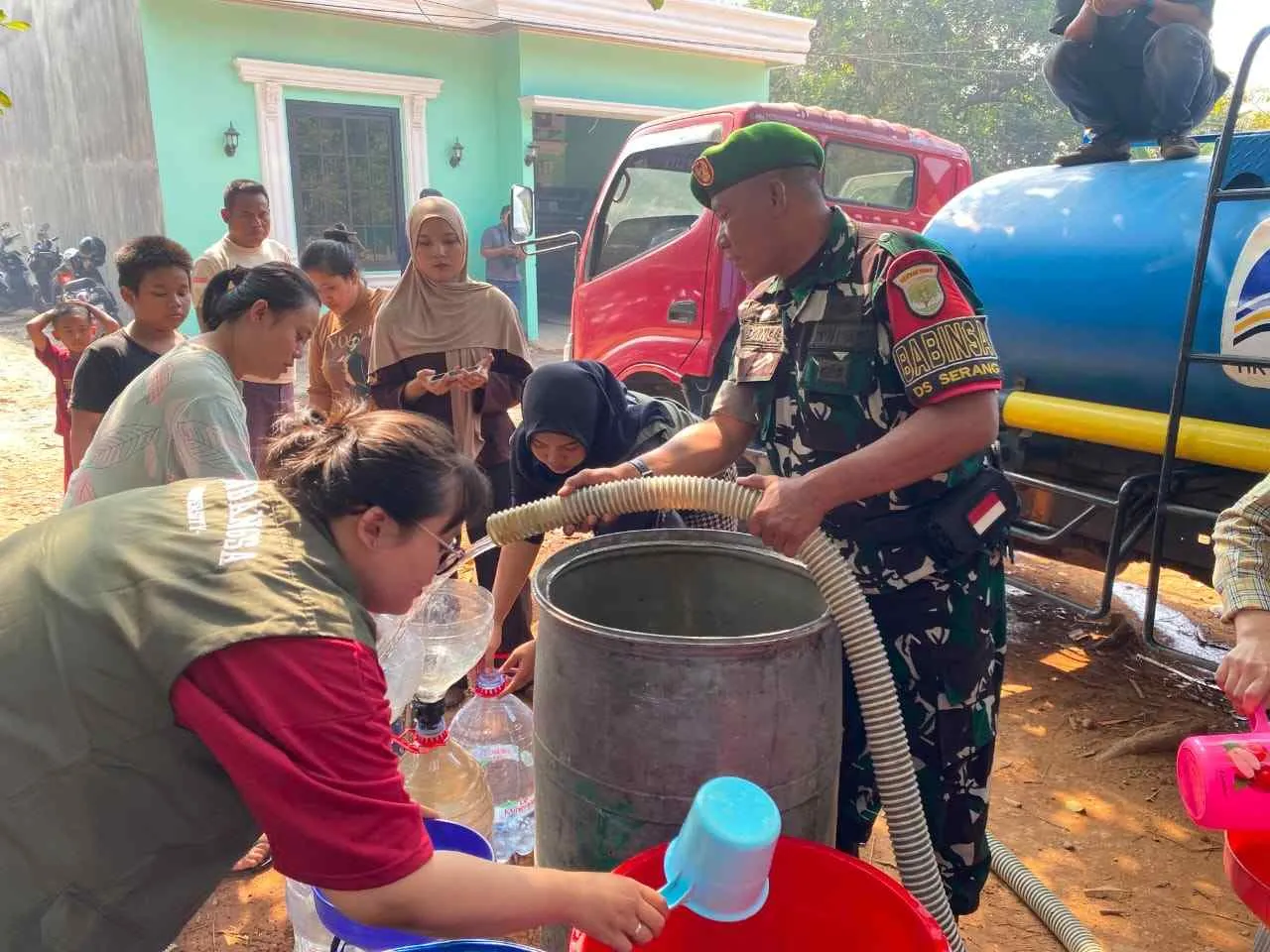 TNI Kawal Distribusi Air Bersih untuk Warga Desa Serang