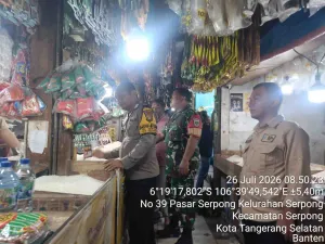 Babinsa Serpong Pantau Harga Sembako Bersama Polisi