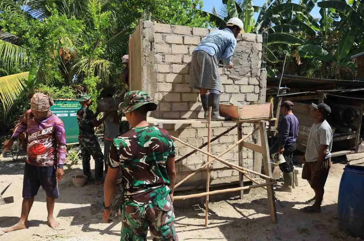 Satgas TMMD Kebut Pembangunan MCK Meski Cuaca Terik