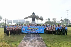 Lanud Sjamsudin Noor Lestarikan Monumen MiG-17 Lewat Karya Bakti