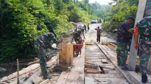 Dansatgas TMMD Pastikan Rehab Jembatan Kampung Sesor Berkualitas