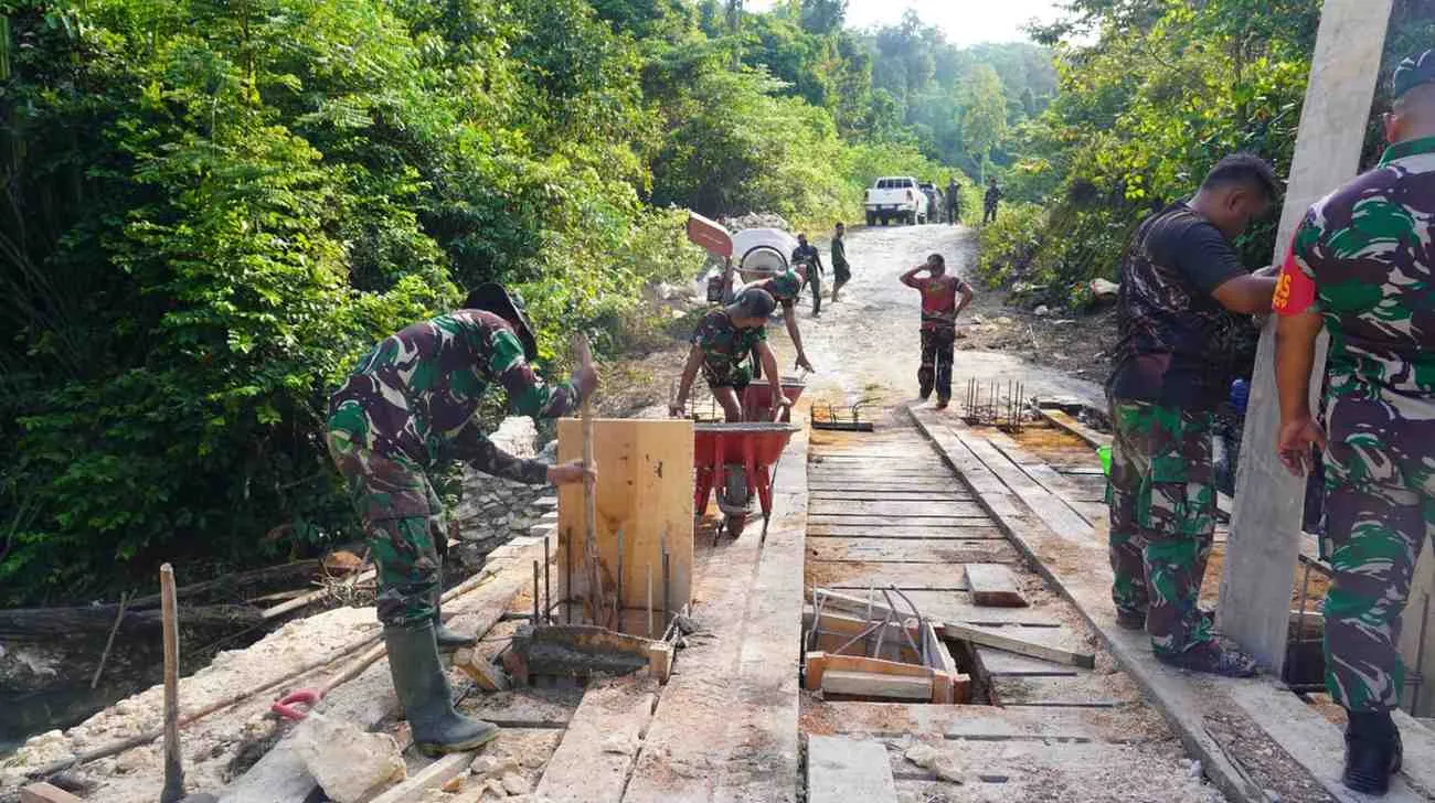 Dansatgas TMMD Pastikan Rehab Jembatan Kampung Sesor Berkualitas