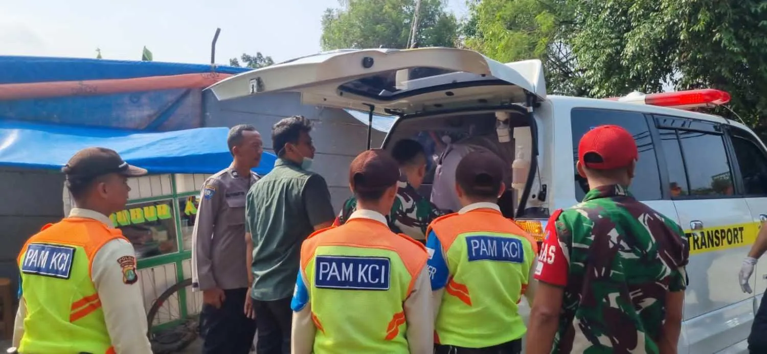 Babinsa Evakuasi Perempuan Diduga ODGJ dari Stasiun Jurangmangu