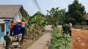 Koramil Serpong Salurkan Air Bersih untuk Warga Keranggan
