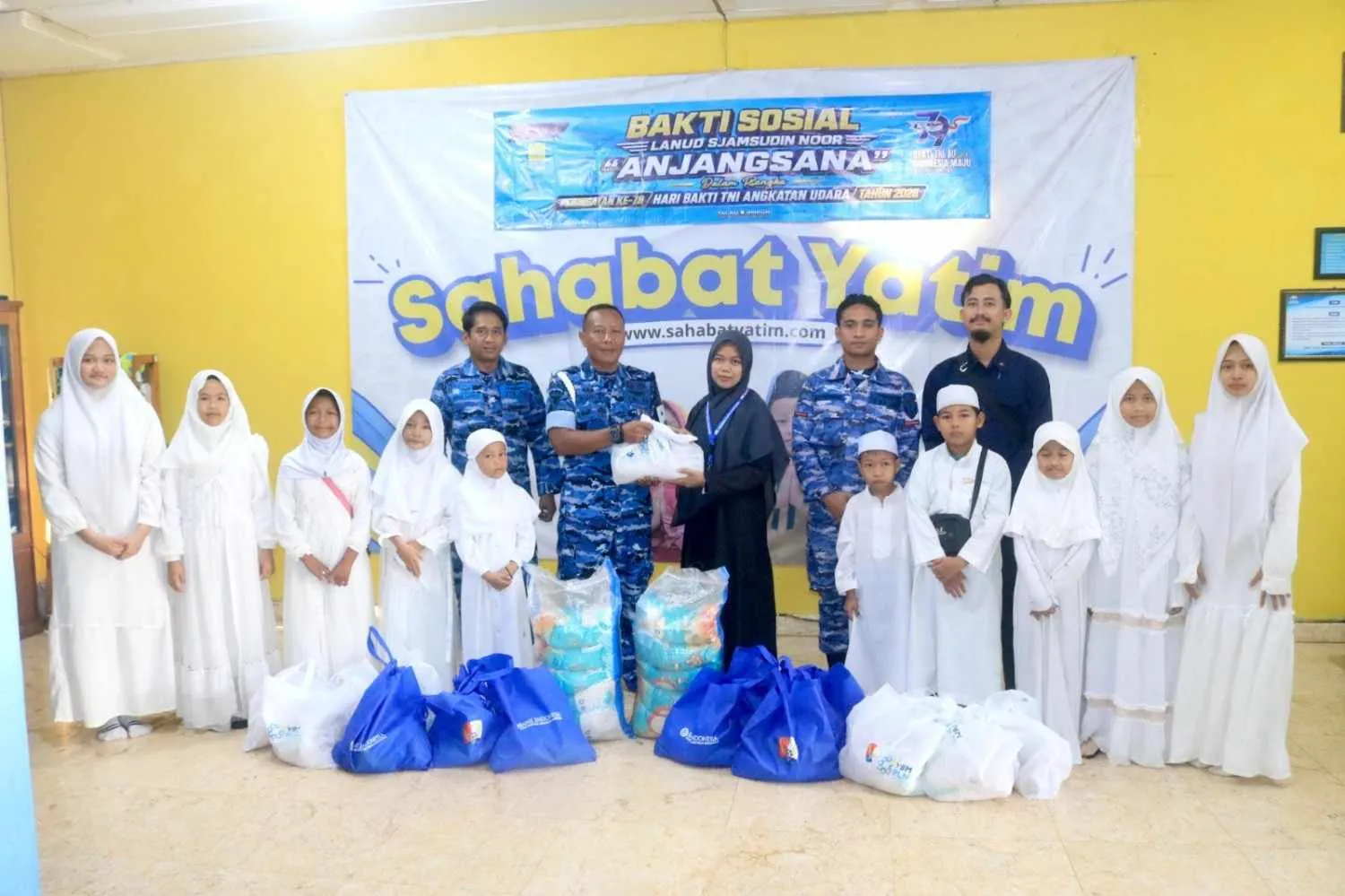 Lanud Sjamsudin Noor Tebar Kepedulian pada Hari Bakti TNI AU