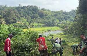 Yonif TP 951/PM dan Warga Bersihkan Lingkungan di Tanah Datar