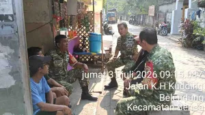 Babinsa Batuceper Perkuat Kedekatan dengan Warga Lewat Komsos
