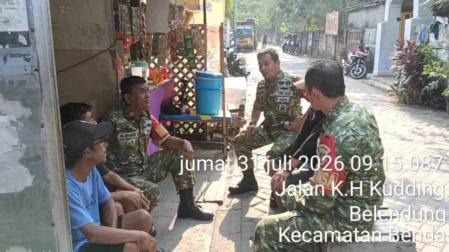 Babinsa Batuceper Perkuat Kedekatan dengan Warga Lewat Komsos 1 Babinsa Batuceper Perkuat Kedekatan dengan Warga Lewat Komsos