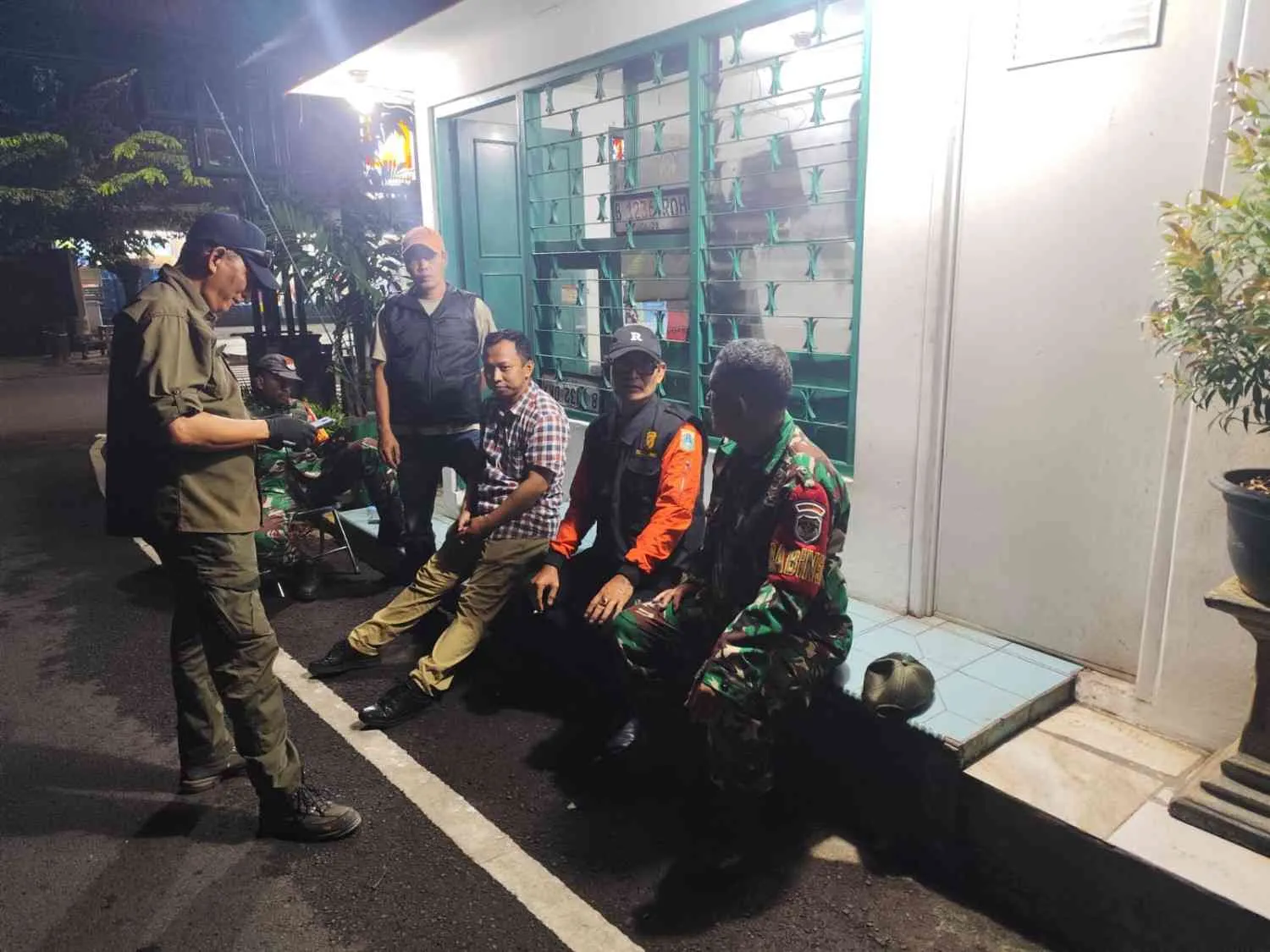Babinsa Duren Sawit Patroli Malam Cegah Tawuran Remaja 1 Babinsa Duren Sawit Patroli Malam Cegah Tawuran Remaja