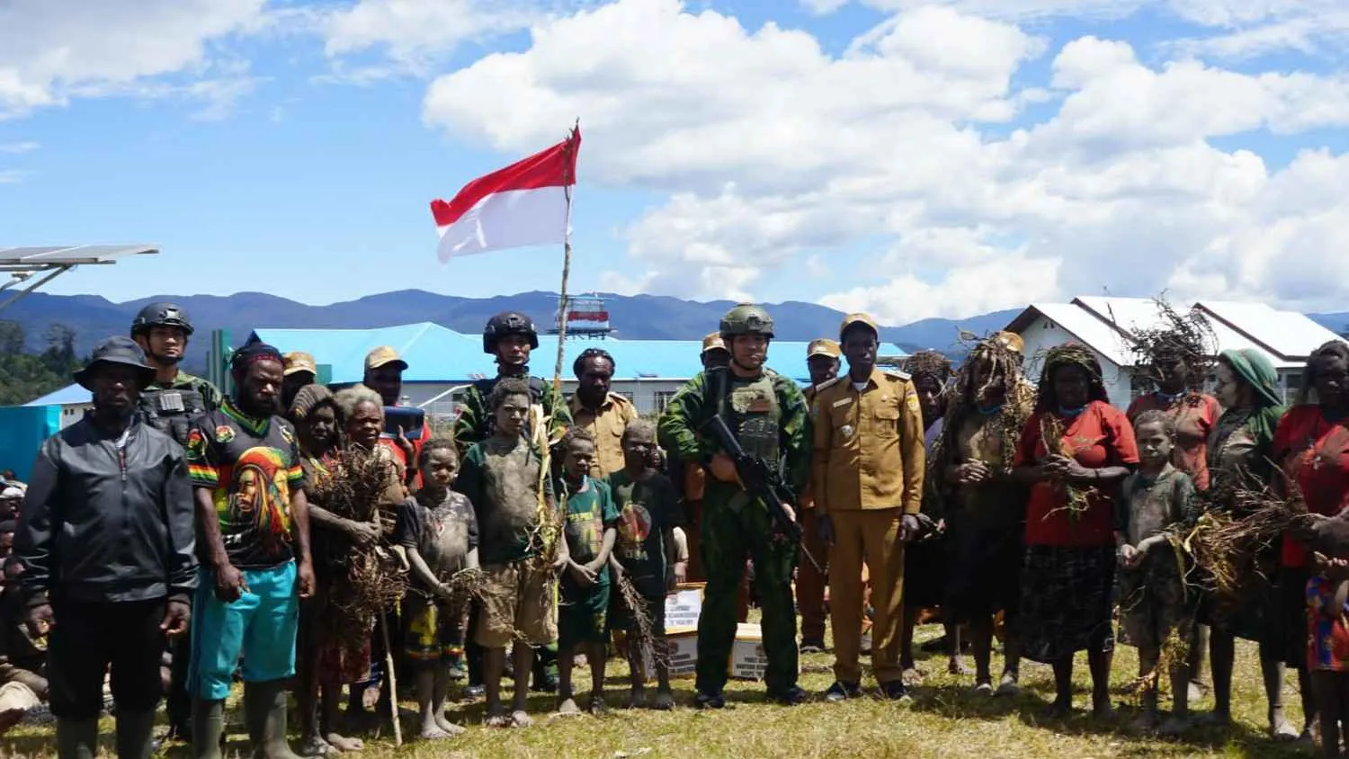 Koops TNI Habema Salurkan Dua Ton Bantuan ke Tiga Distrik Puncak 1 Koops TNI Habema Salurkan Dua Ton Bantuan ke Tiga Distrik Puncak