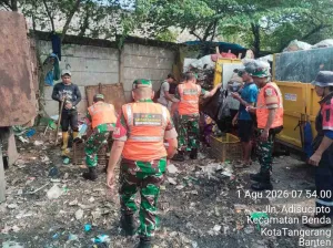 Babinsa Batuceper Ajak Warga Bersihkan Sampah di Jurumudi