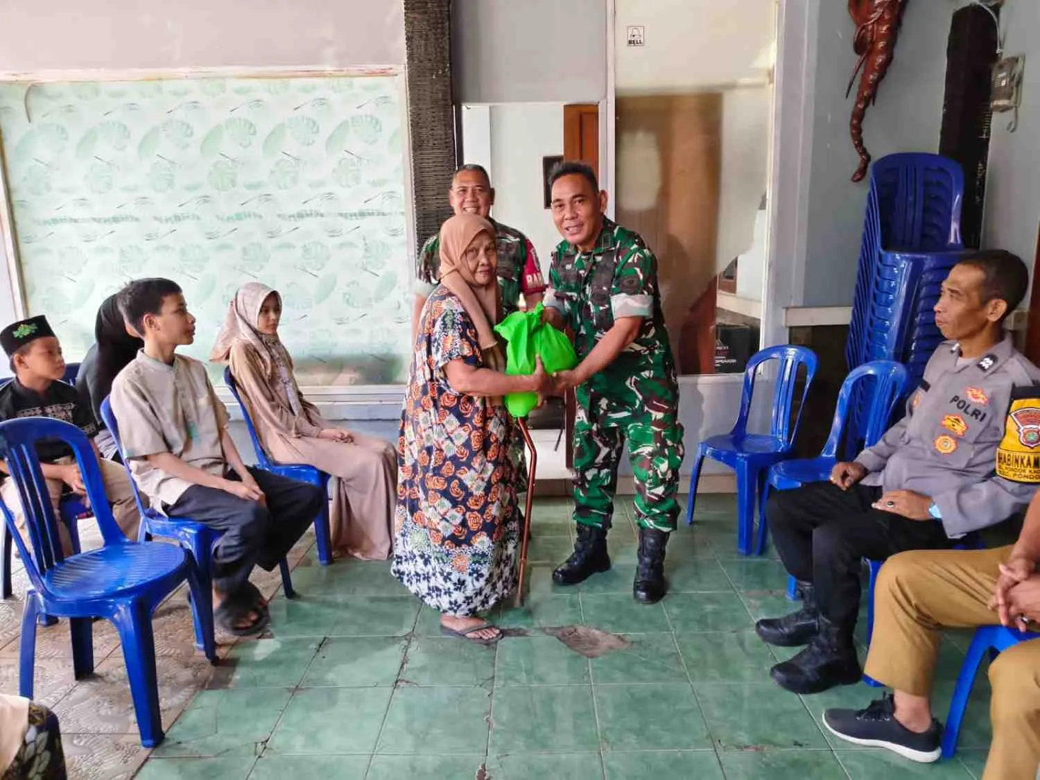 Kodim Tangerang Salurkan Sembako dan Serap Aspirasi Warga 1 Kodim Tangerang Salurkan Sembako dan Serap Aspirasi Warga