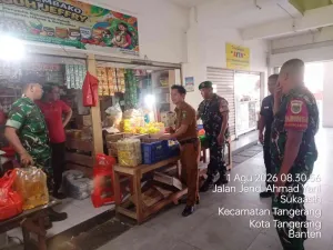 Babinsa Pantau Harga Sembako di Pasar Anyar Tangerang
