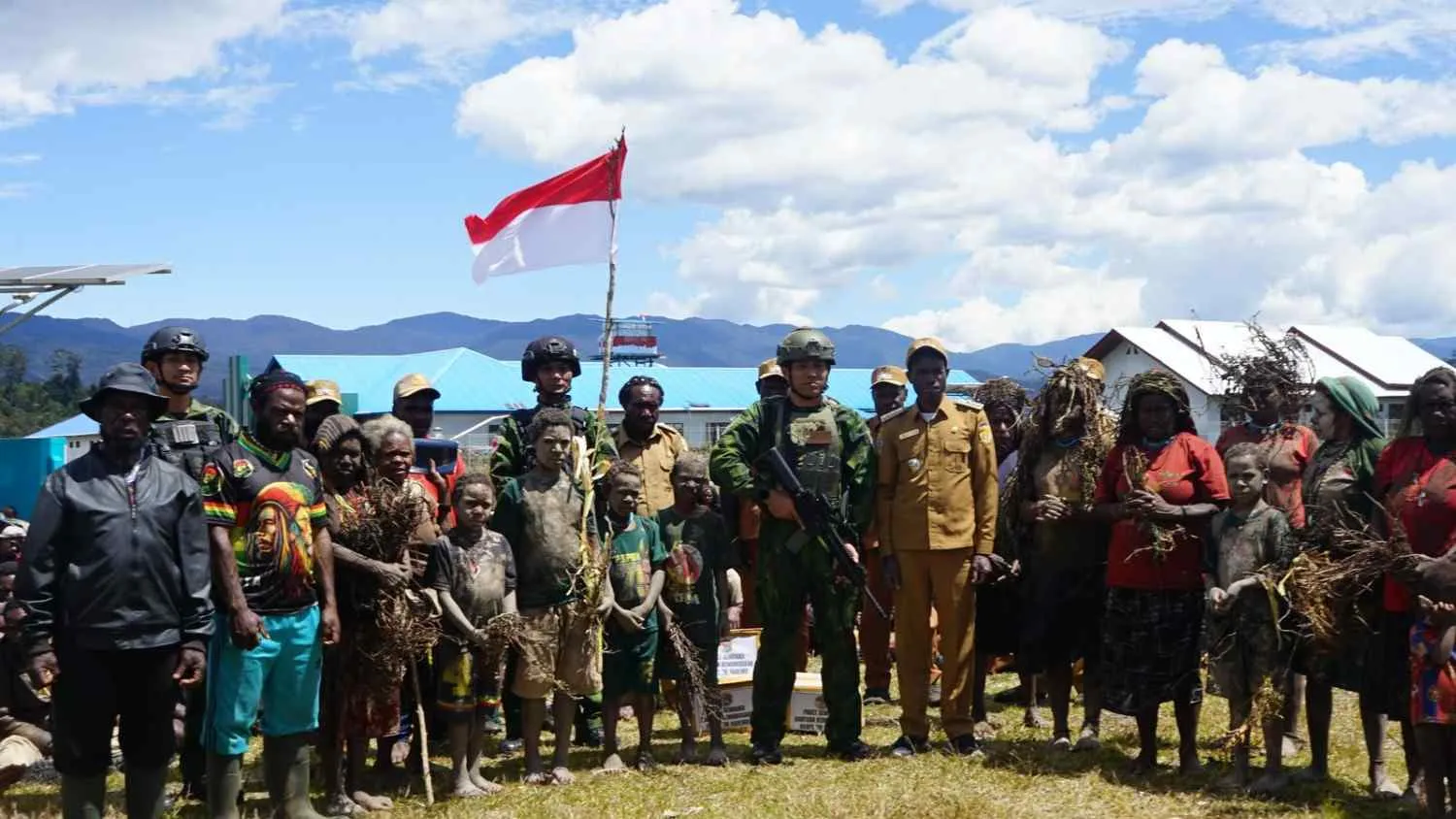 Koops TNI Habema Salurkan Dua Ton Bantuan ke Tiga Distrik Puncak