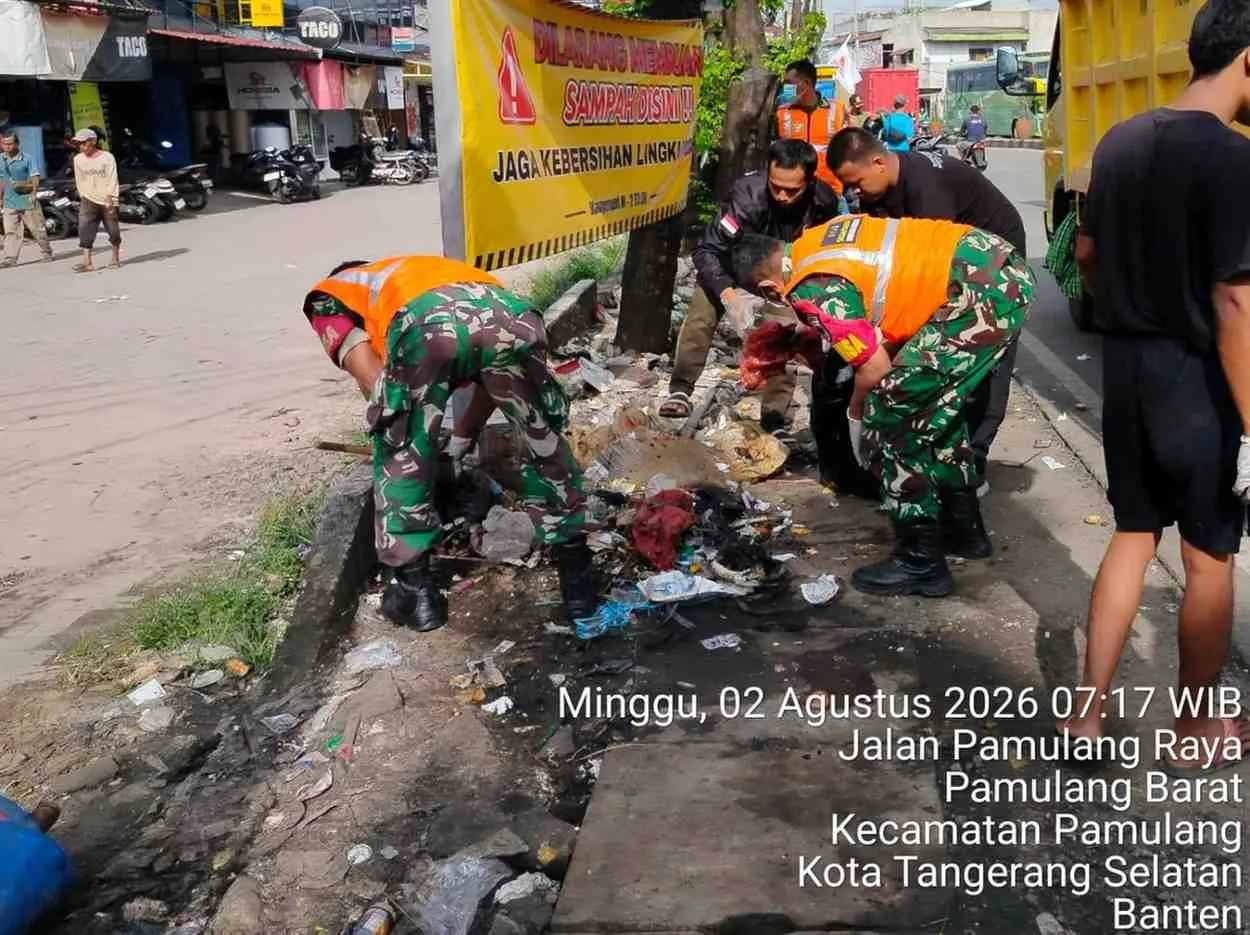 Koramil Pamulang Bersihkan Jalan Raya Meski Hari Libur
