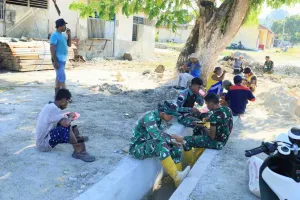 Satgas TMMD Pererat Kebersamaan Lewat Makan Bersama Warga