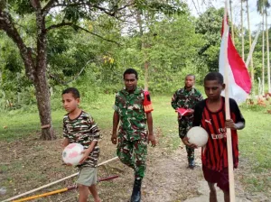 Satgas TMMD Kibarkan Merah Putih di Kampung Sesor