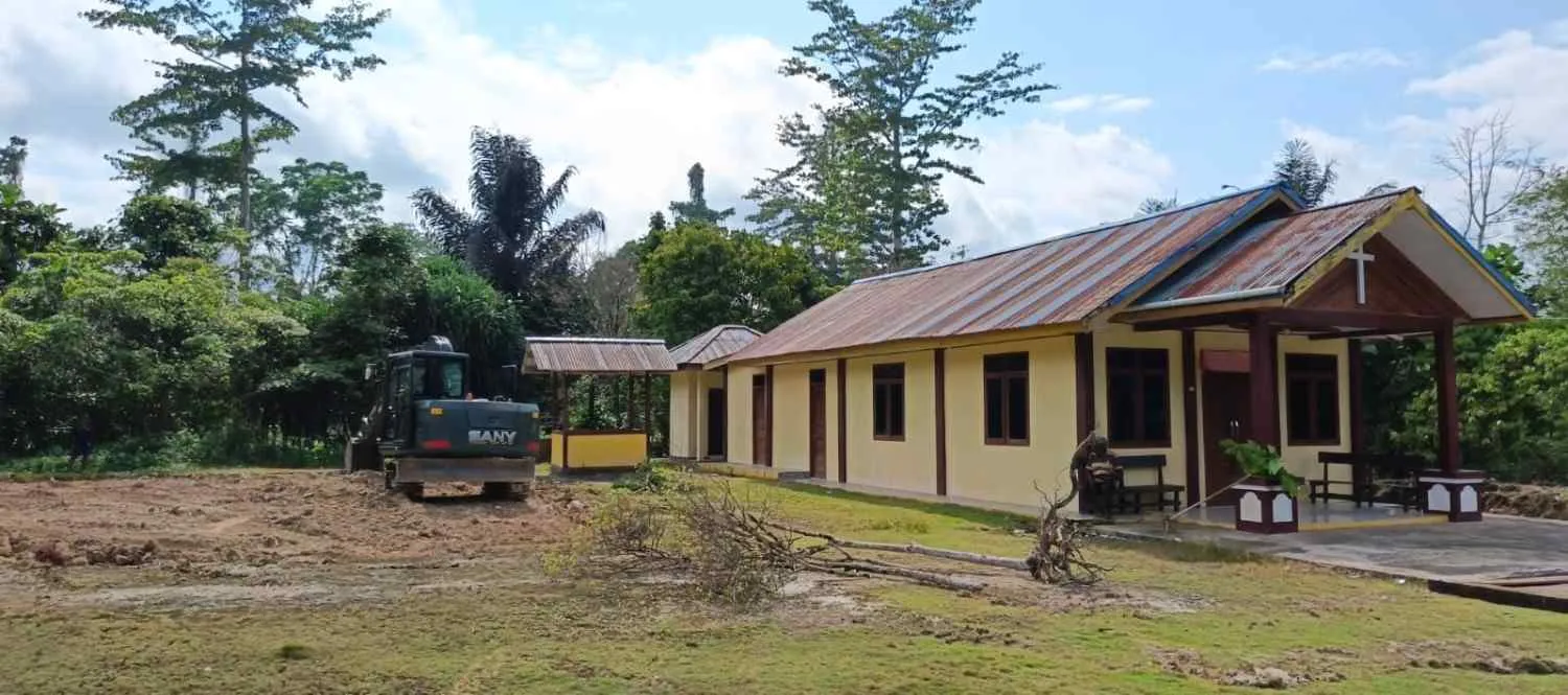 Satgas TMMD Siapkan Lahan Rumah Pastori Kampung Sesor 1 Satgas TMMD Siapkan Lahan Rumah Pastori Kampung Sesor