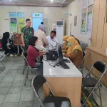 Babinsa Koramil 01/Tgr Dukung Layanan Kesehatan Warga Sukasari