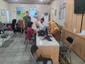 Babinsa Koramil 01/Tgr Dukung Layanan Kesehatan Warga Sukasari